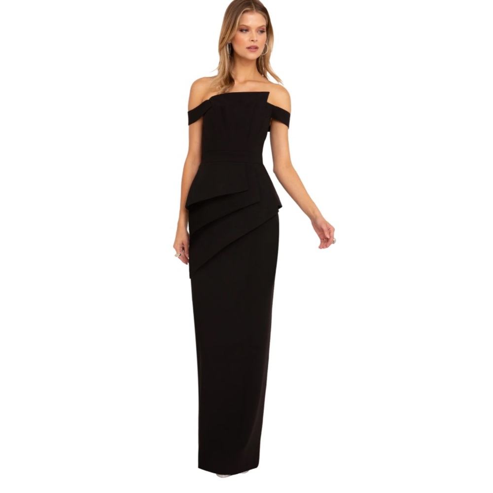 La Reina Black Halo gown formal SOLD OUT size 2 fits a 2-4 gorgeous condition🎩